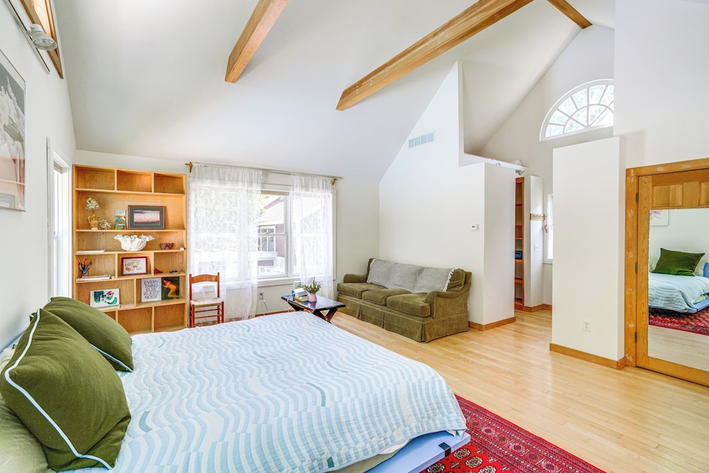 9 Mi to Dtwn Hudson: Pet-friendly Home w/ Pool