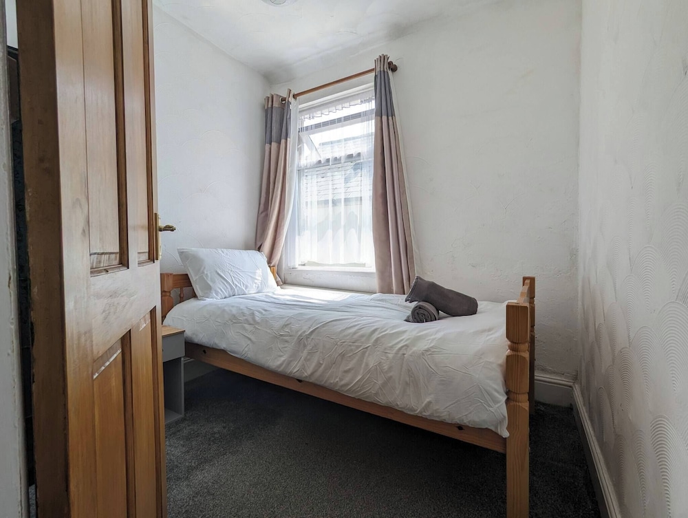 Family-sized Comfort - Walk to Lake & City Centre