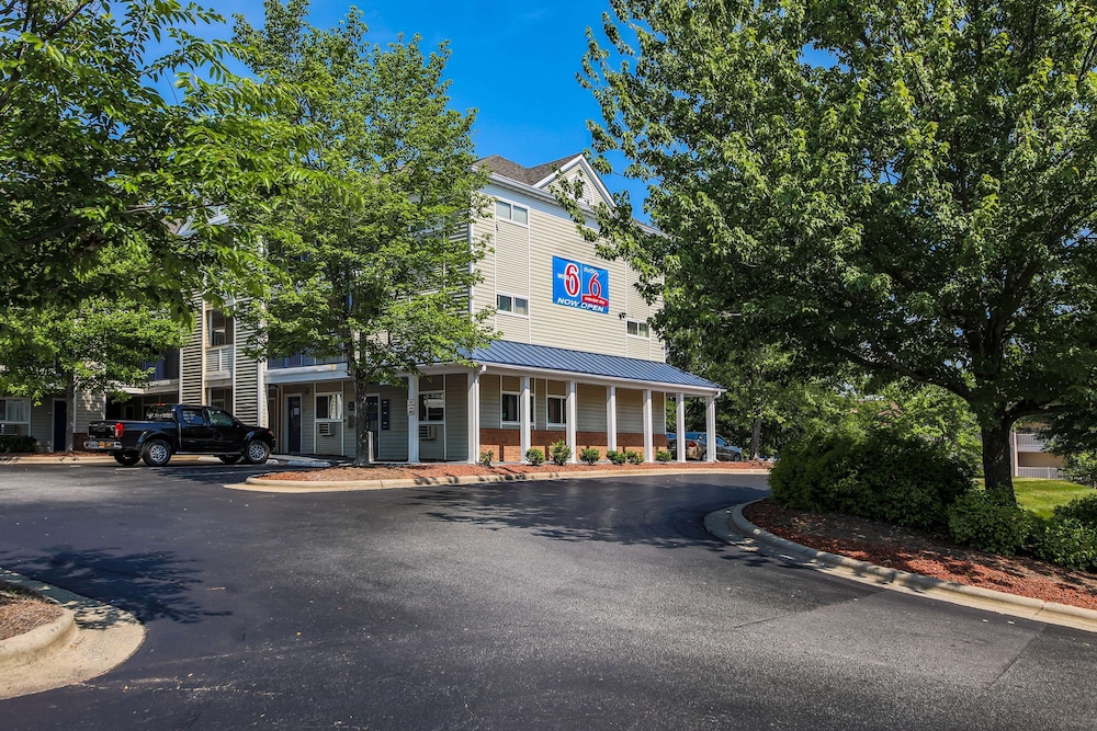 Studio 6 Greensboro, NC - I-40
