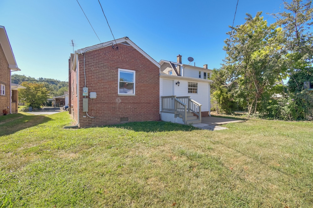Walk to Ritter Park: Renovated Home Near Marshall!