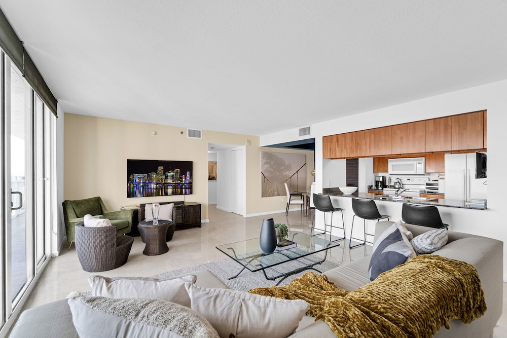 Luxury Apartments W Pool & Ocean views