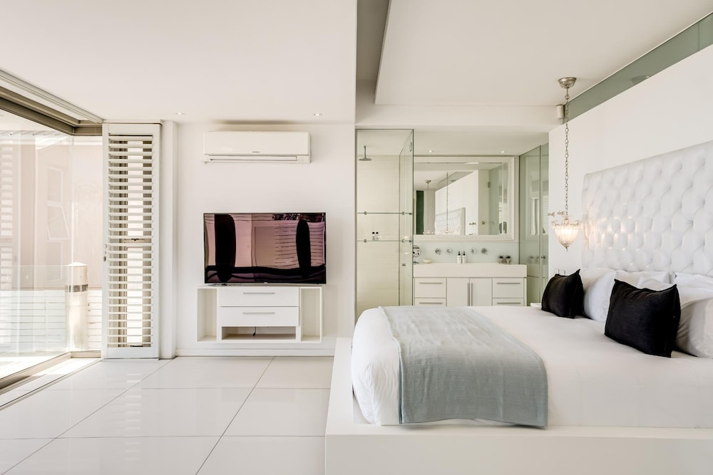 Villa Bleu Blanc in Camps Bay With Pool and Views