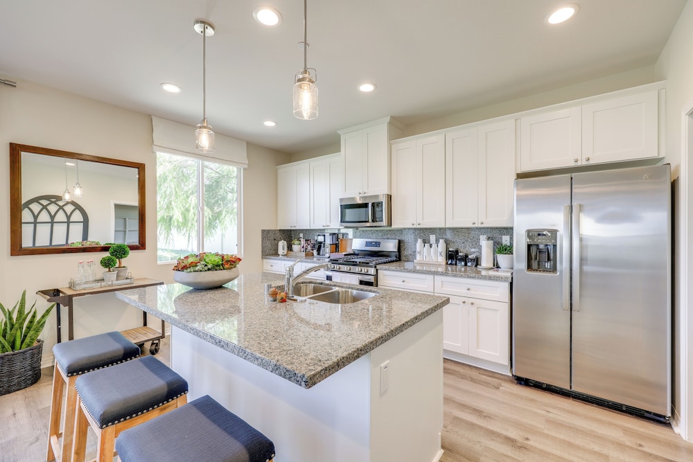 Pool Access & Mtn Views: Family Haven in Beaumont!