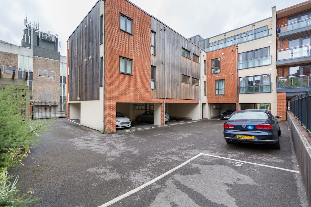 Guildford Vacations - Roomspace Apartments -Westnye House - Property Image 2