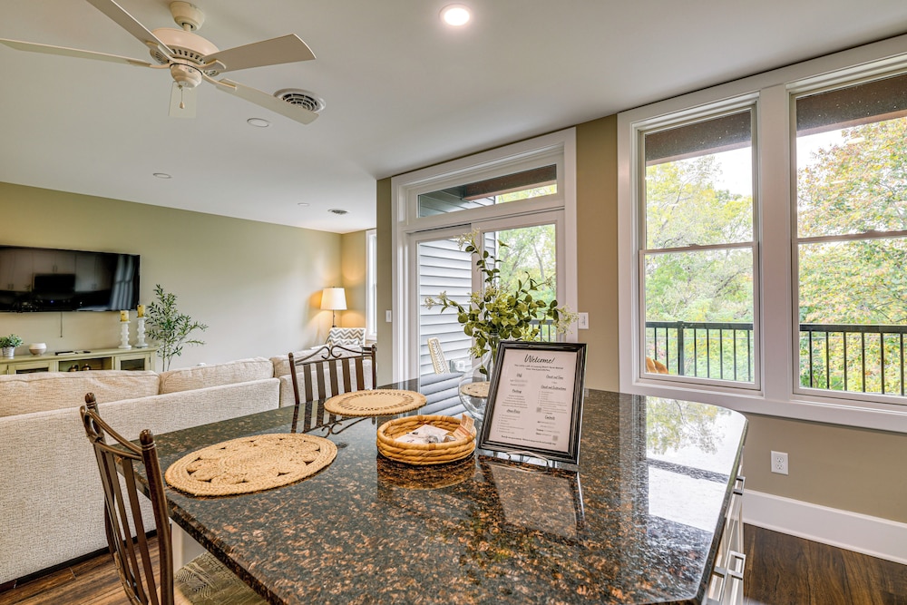 Luxurious 'litfin Loft' - Walk to Main St Akron