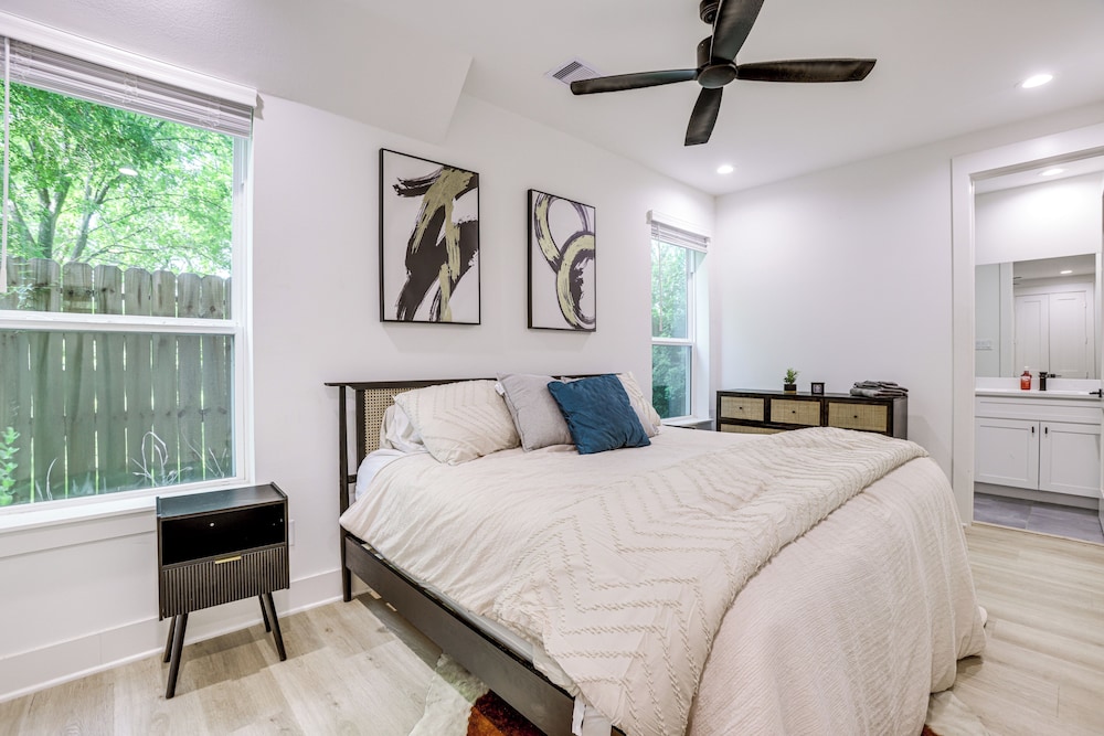 Townhome 2 Mi to Hermann Park, Zoo & Museums!