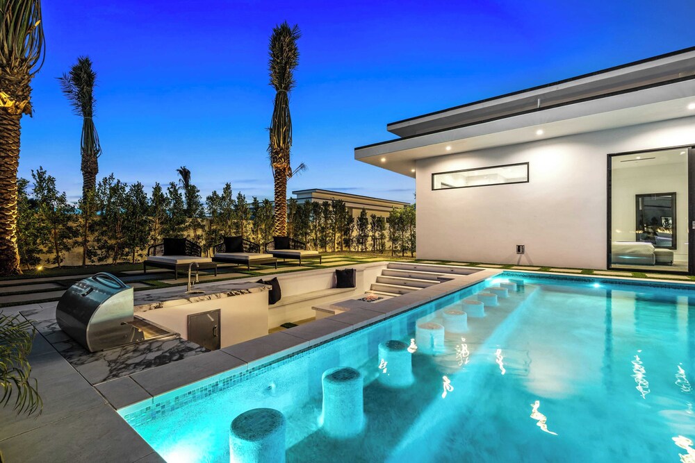 Exclusive Indio Villa Pool, Hot Tub, Putting Green Sleeps 18 Bravo #6