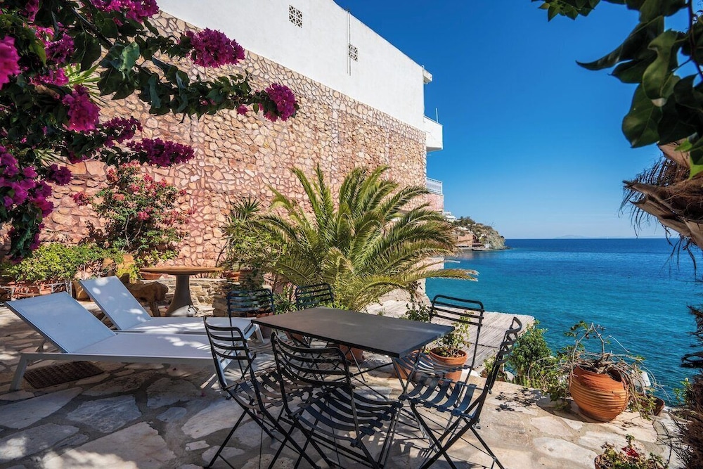Seaside Neoclassical Property in Vaporia Ermoupoli