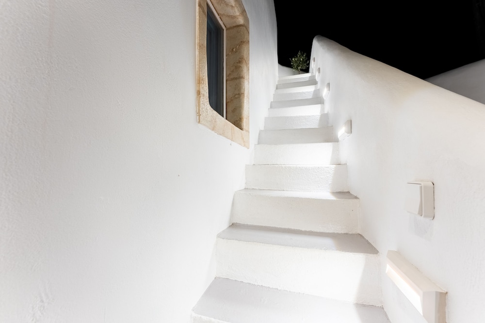 Kalamia Cave House