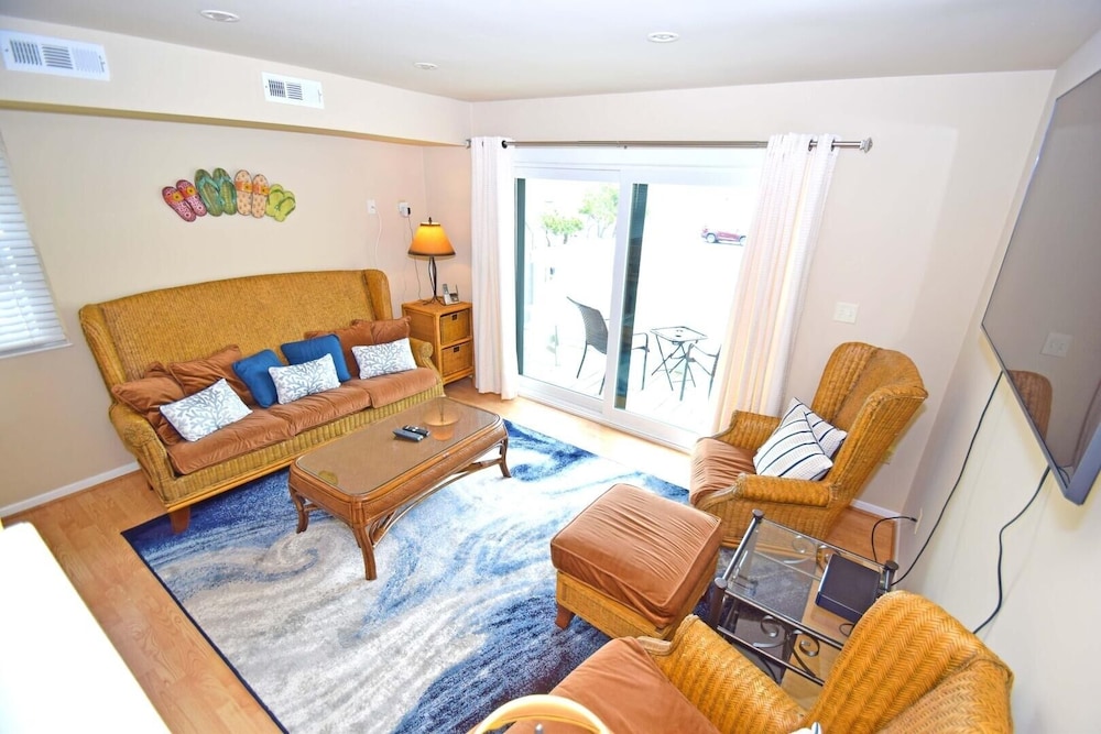 Seal Beach 13n 3 Bedroom Townhouse by RedAwning view 4