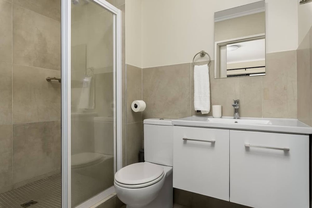 Modern 2 Bed Century City Apartment Pool Braai