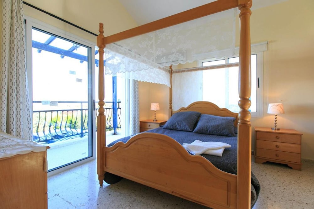 Sun Beach Villa Large Private Pool Walk to Beach A C Wifi Car Not Required - 2145 view 4