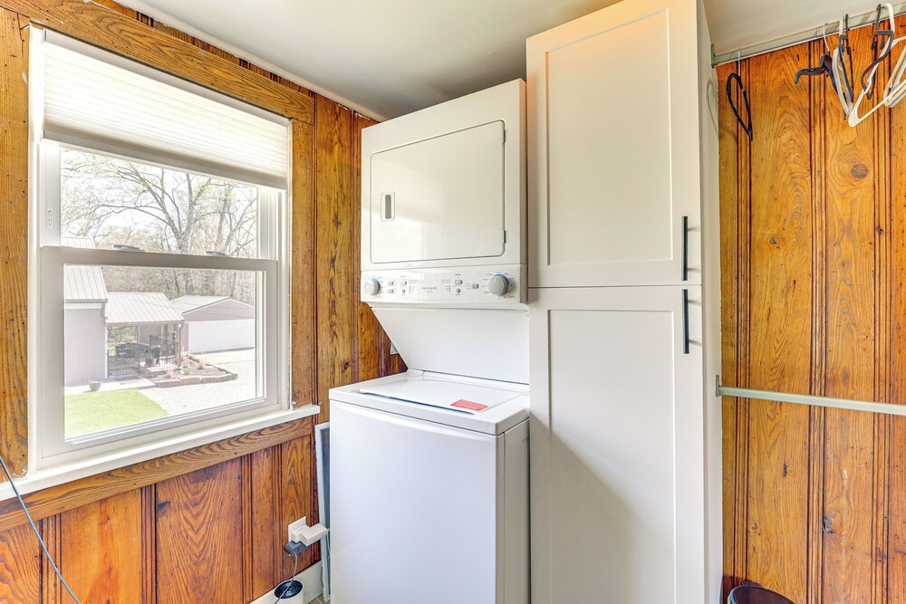 3 Mi to Dtwn: Quiet Youngstown Apt w/ Deck!