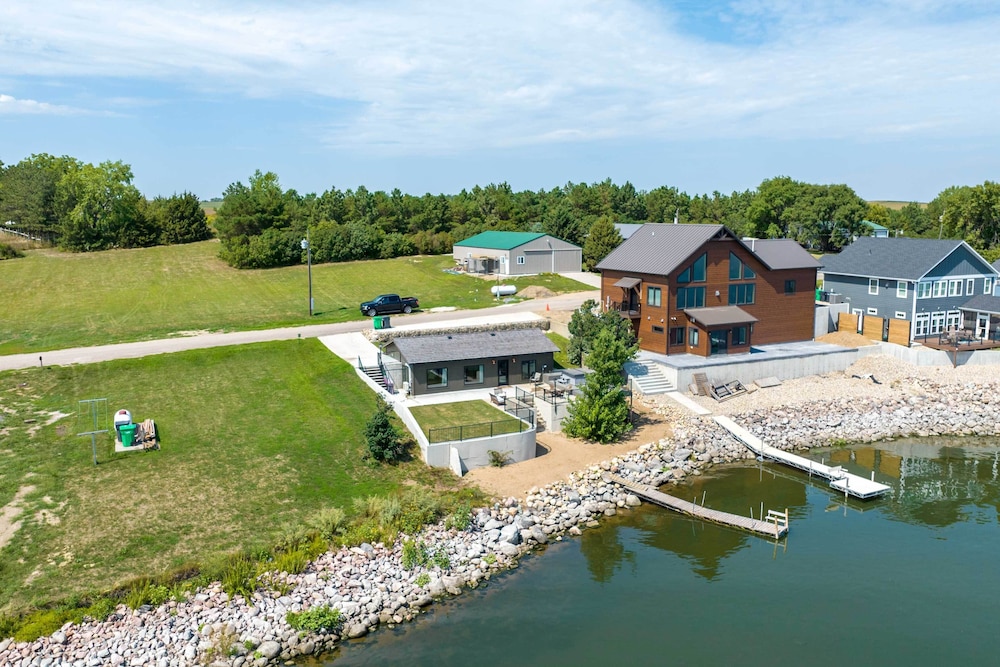 Chic  Cozy Cabin With Private Hot Tub  Beach! - Property Image 10