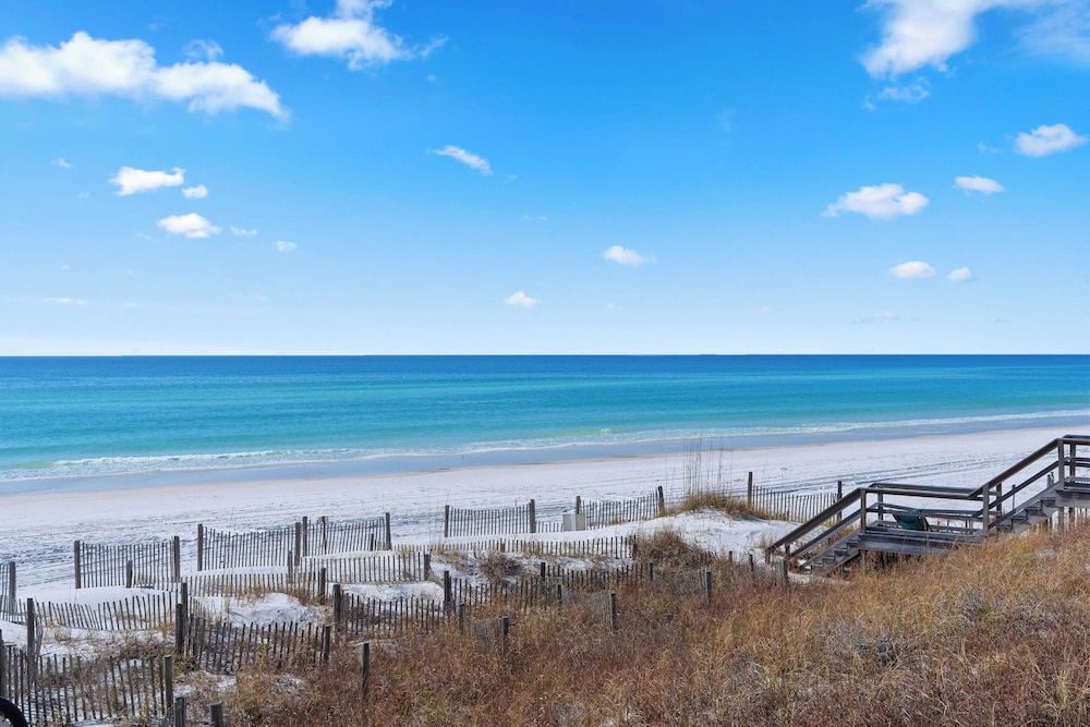 30A Florida Flashback by Avantstay Private Pool, Golf Cart, 3 Mins to Beach!