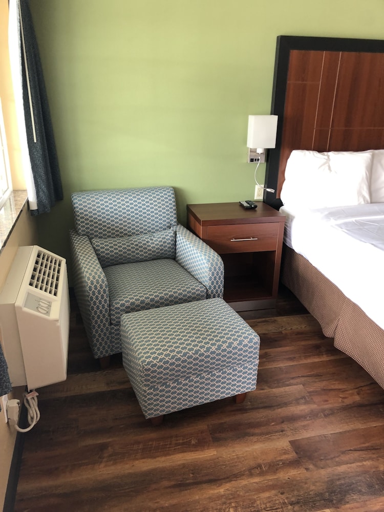 Knight's Inn Motel