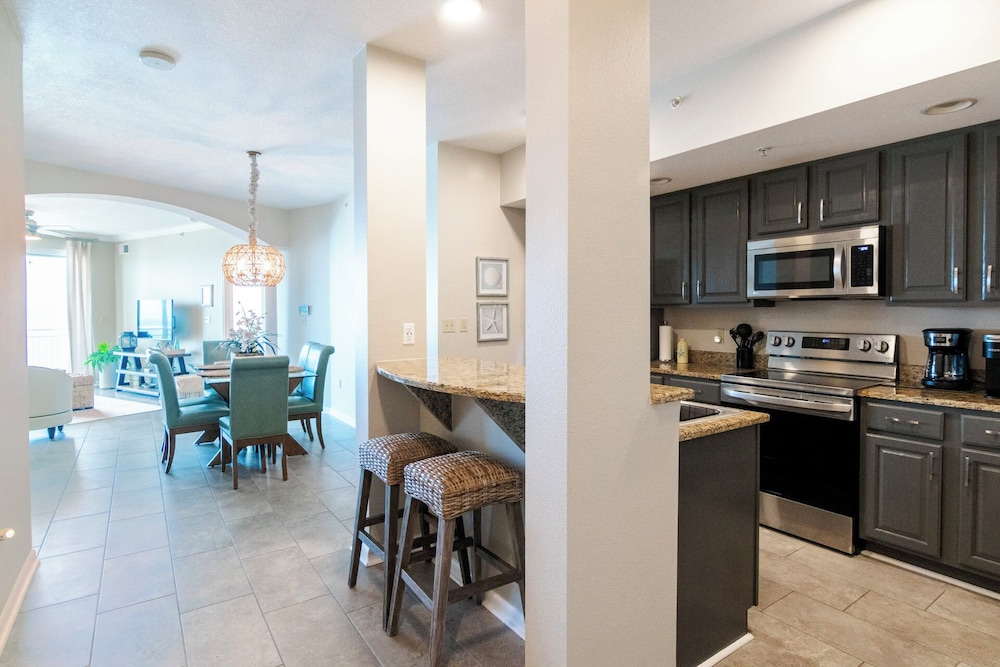 Relax in This Beautifully Cozy 2-bedroom, 2 Bathroom Condo. Sleeps 6!!