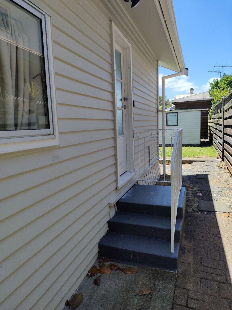 Small 2 bedroom flat 7a Rangiatea Road