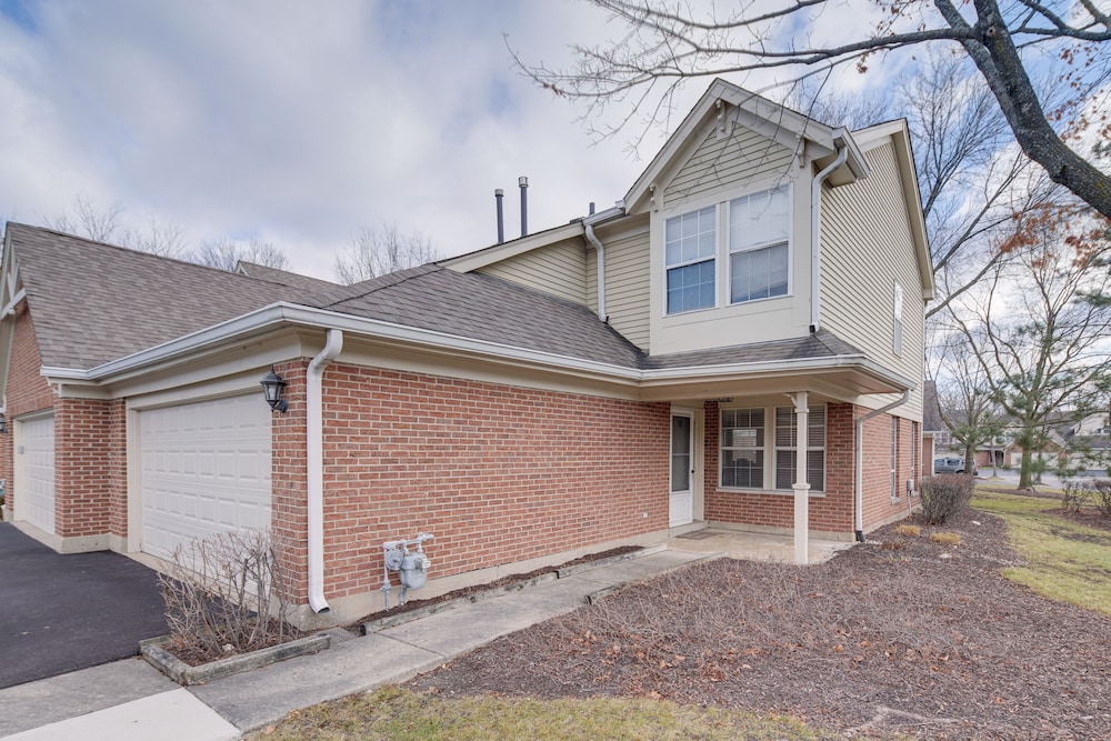 Hanover Park Townhome w/ Grill: 36 Mi to Chicago! view 3