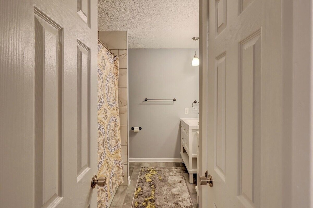Renovated 2BR Hilton Head Home Walk to Shops
