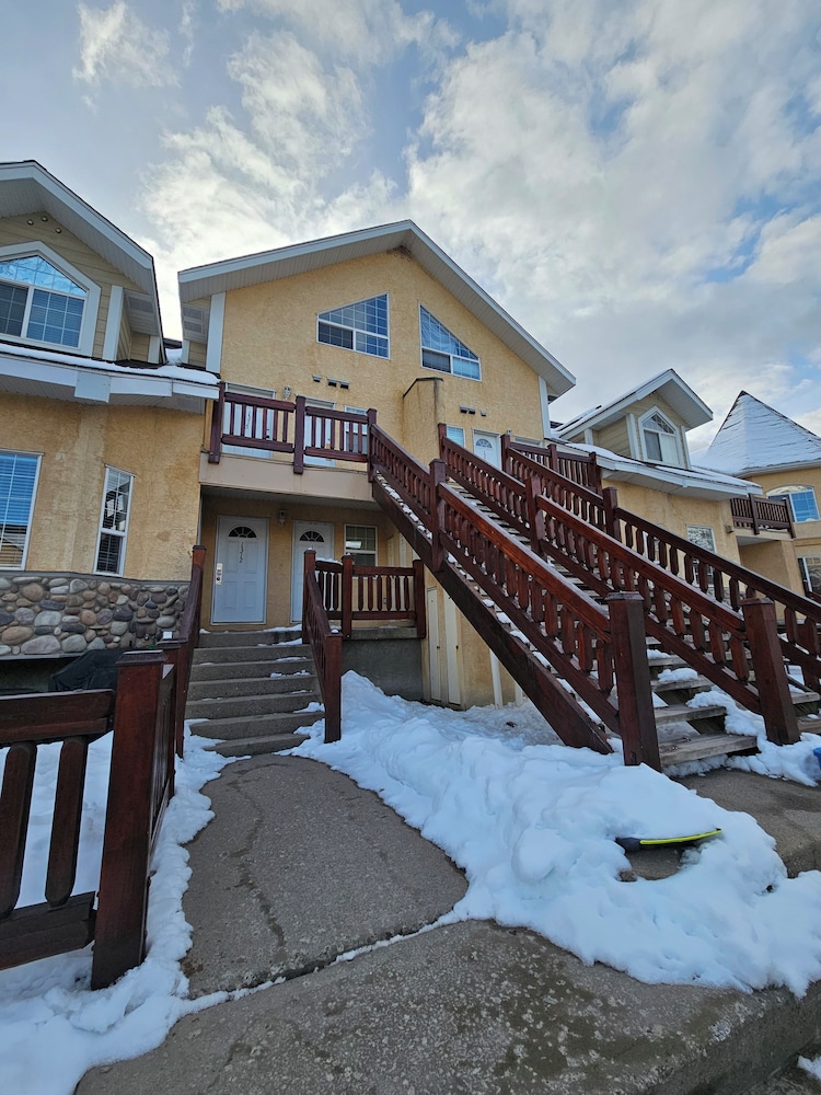 Riverside Way by Fernie Lodging Company