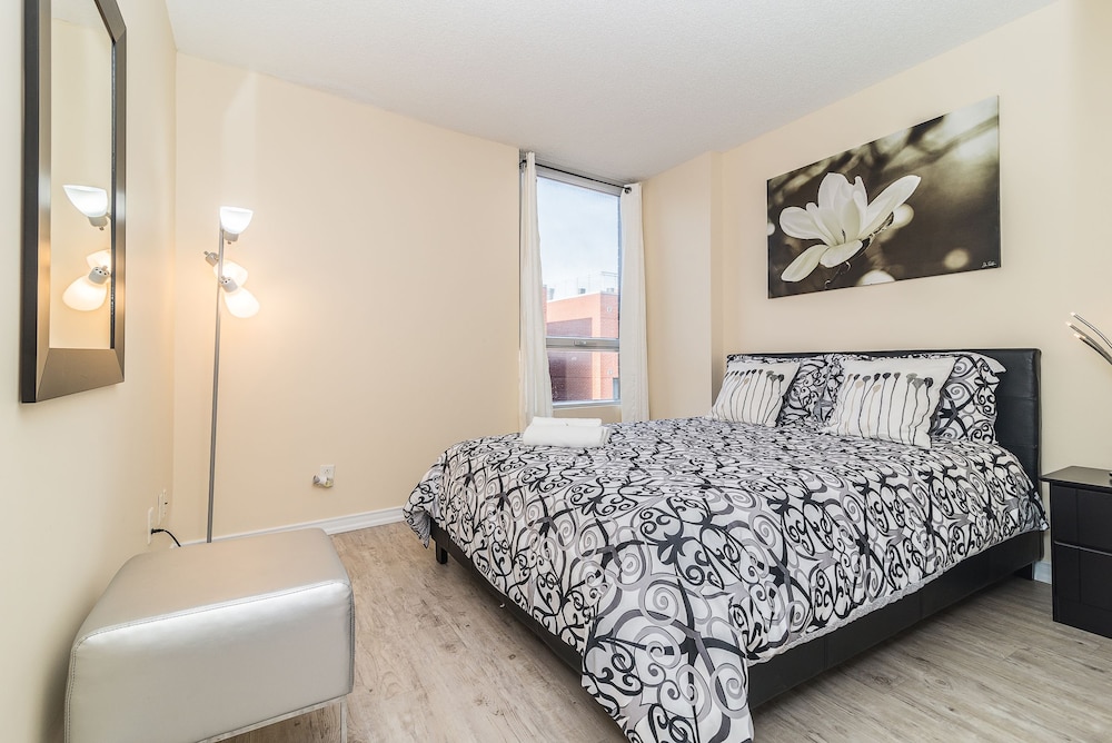 Quartier des Spectacles Appartments - Image 5