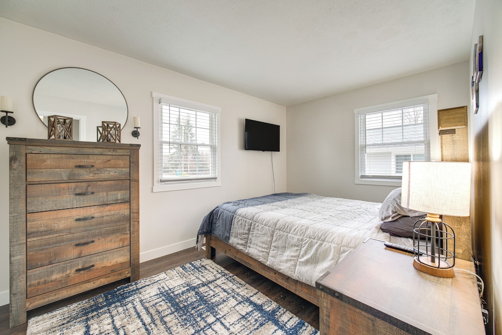 Walk to Marina: Home w/ Hot Tub in Mentor!