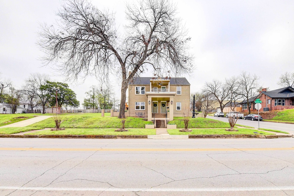 2 Mi to Magnolia Mkt: Cozy Retreat w/ Shared Yard view 3