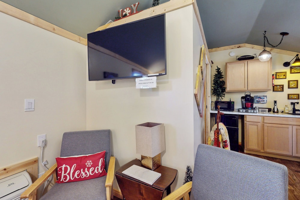 1BR Rustic Cabin w/ Kitchenette, Streaming & Wifi