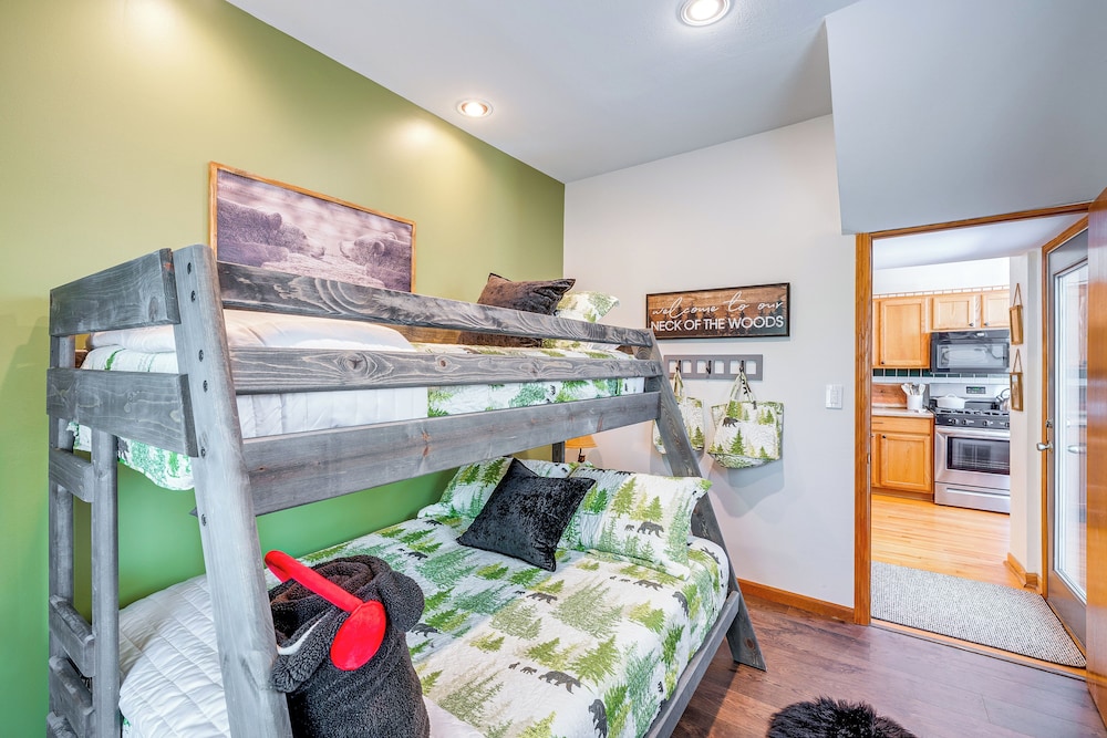 Charming Cottage: Steps to Lake Wandawega!