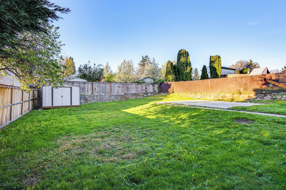4 Mi to Several Museums: Quaint Tacoma Home