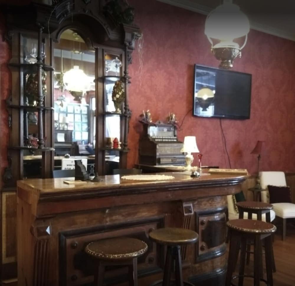 The Dutch Flat Hotel