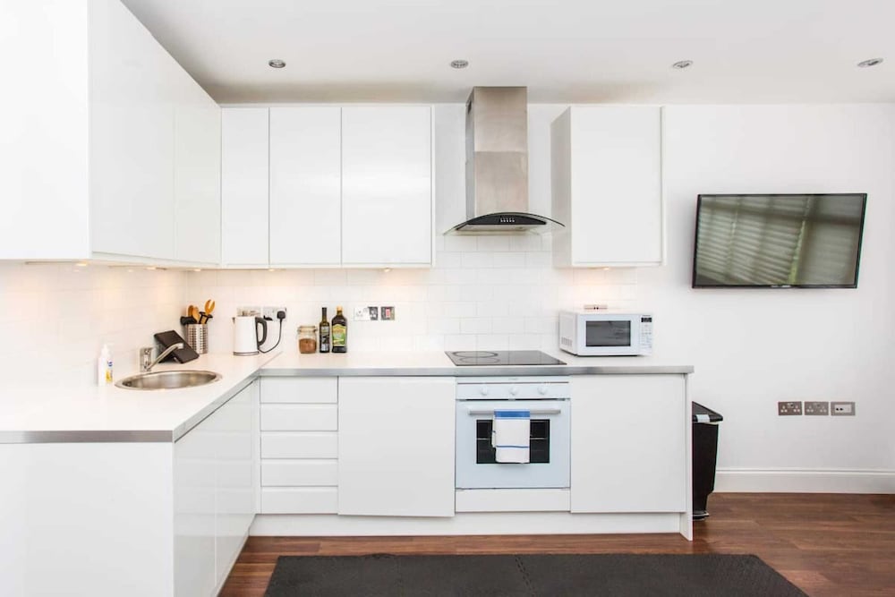 Energised Apartment With Gym in Brent Park