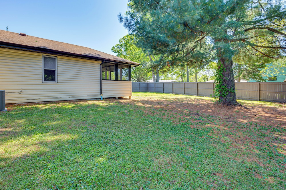 Chic Family-friendly Home in Riverside: 7 Mi to KC