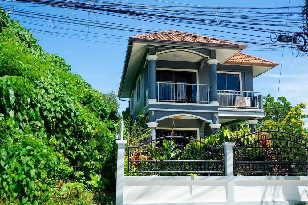 3 Bed 3 Bath Villa 400m to the Beach Sleeps 10