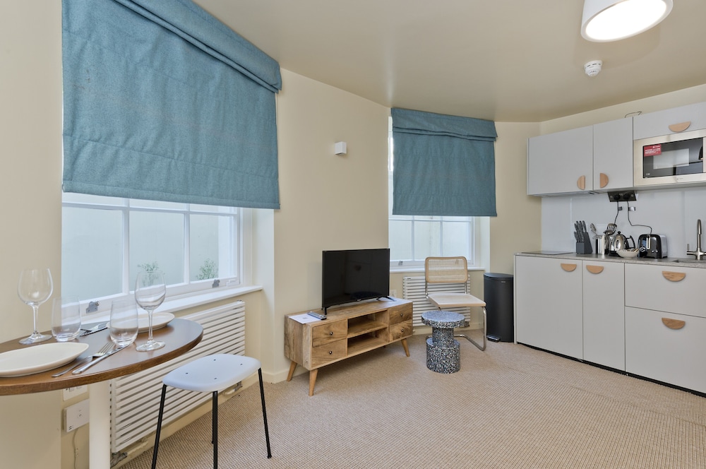 Bijou Lower Ground Studio in Primrose Hill Terrace