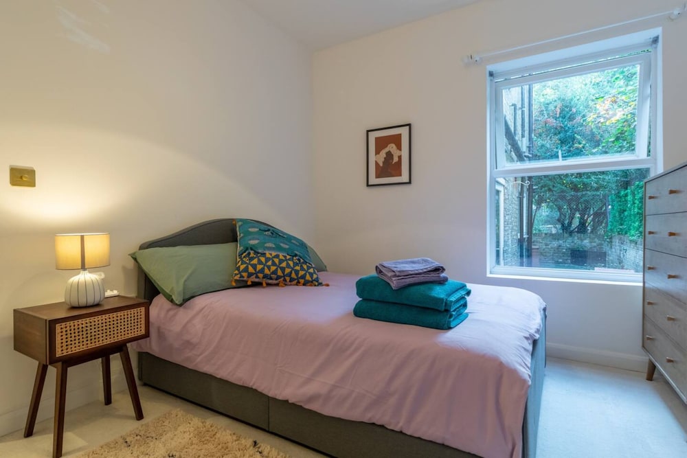 Charming 1 Bedroom Apartment in Shepherds Bush With Patio Area
