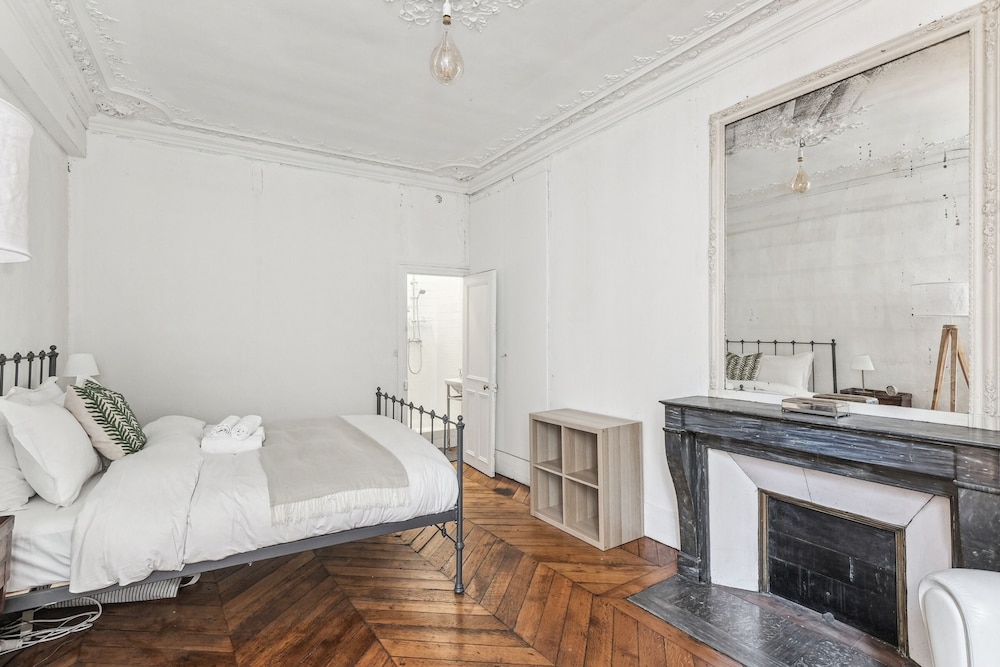 4BR Stylish Stay in the Heart of Marais