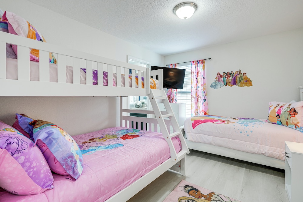 10 Mi to Wdw: Family Home w/ Game Room & Pool!