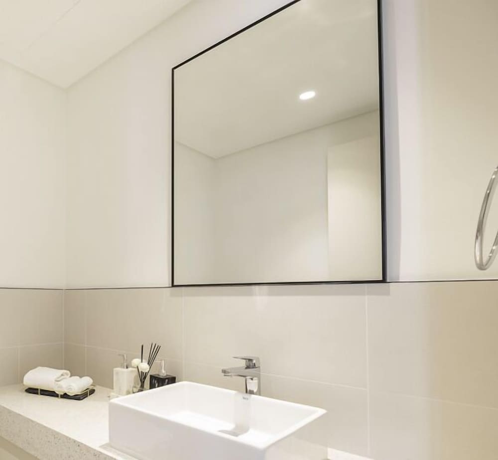LUX The Marina Vista Beachfront Suite 3