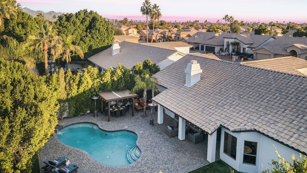 Private Pool, Outdoor Dining & Fireplace Near North Scottsdale Hotspots Desert Luma by Avantstay
