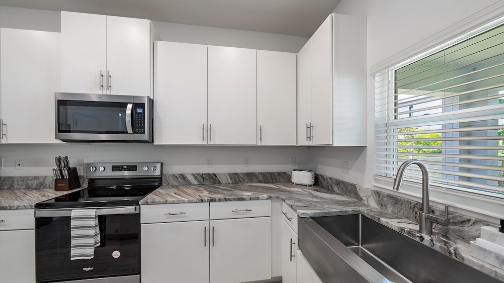 Urban Minimalist Escape 4 Bedroom Home