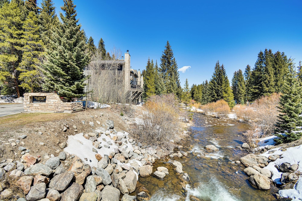 Walk to Town & Slopes: Riverfront Breckenridge Gem