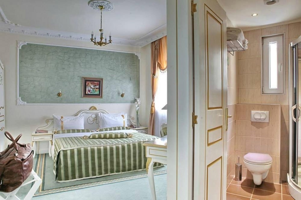 Queen's Astoria Design Hotel