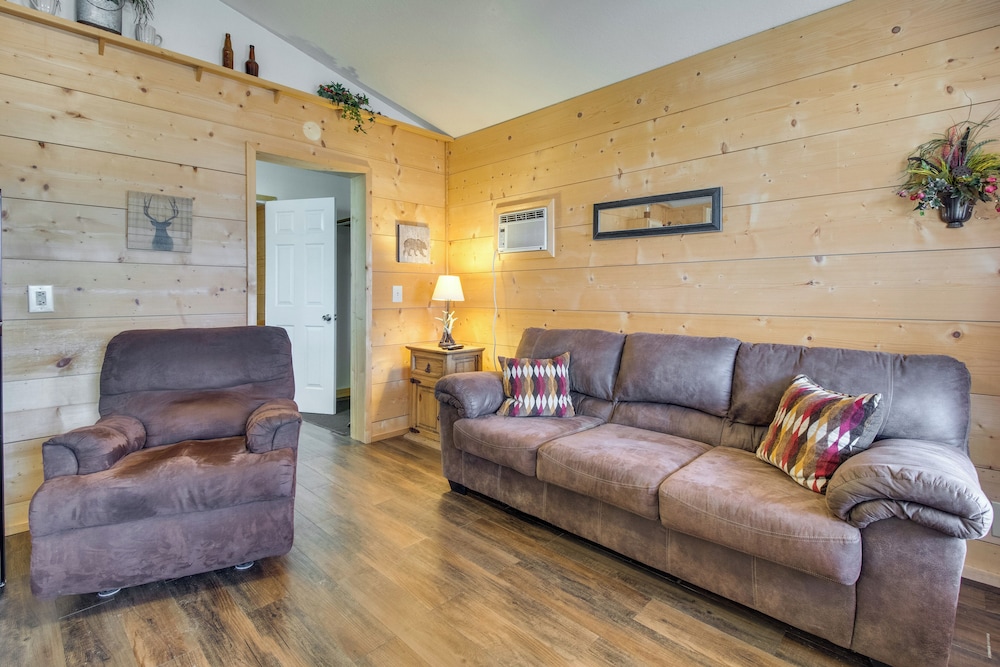 Walk to White River: Mountain View Family Cabin!