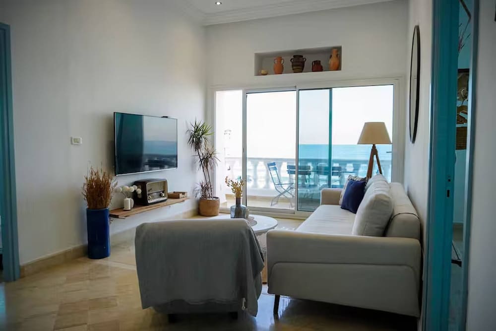 La Vague Bleue Apartment With Feet in the Water