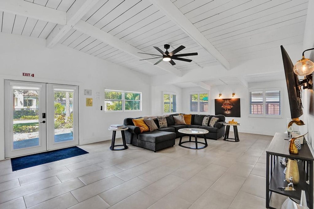 New Pool House 3-bedroom Home Victoria Park