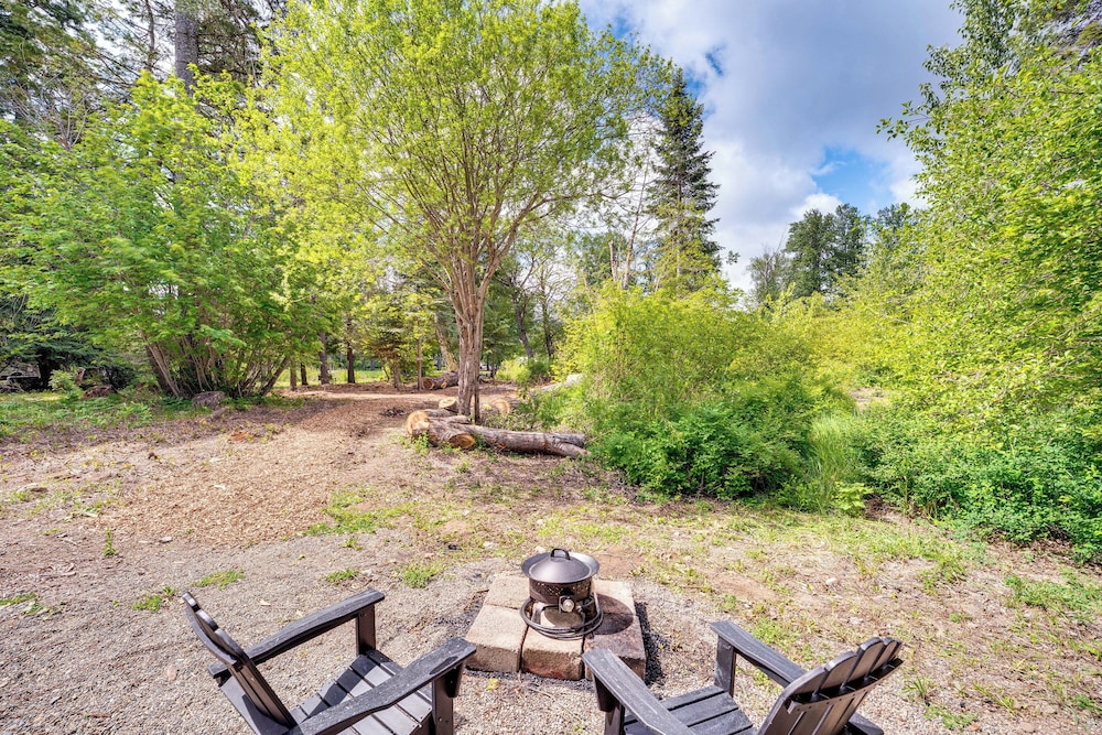 Deck & Fire Pit: Yakima River Retreat in Cle Elum
