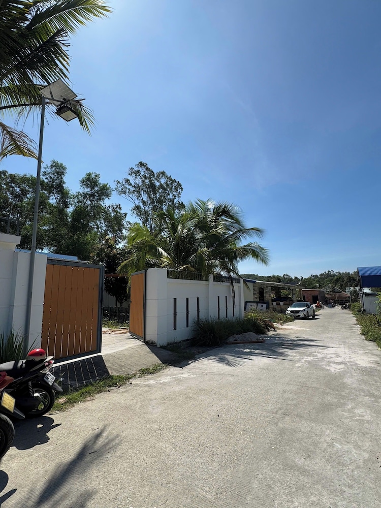 HOMESTAY HALONA