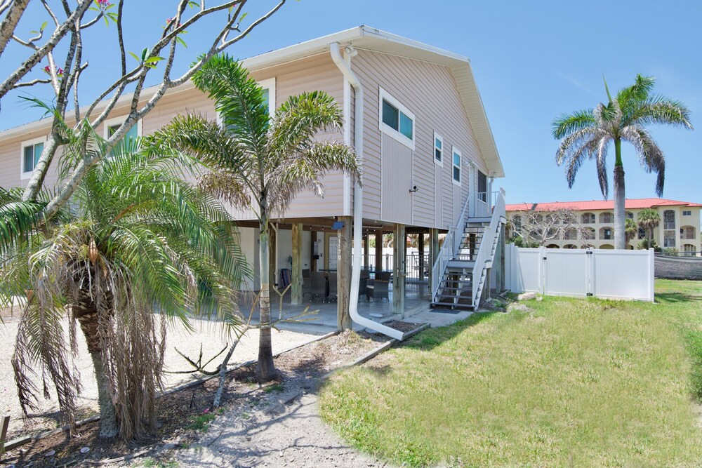 Vallie's Villa & Monty's Place